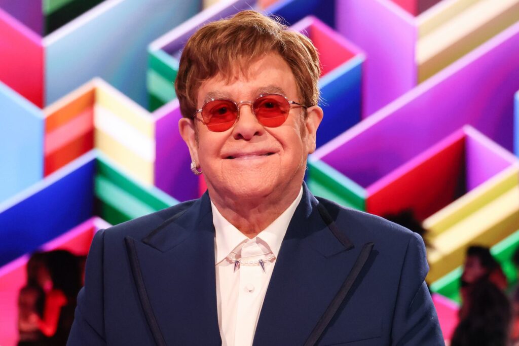 Elton John ringrazia la famiglia per il sostegno mentre riflette sui problemi di salute